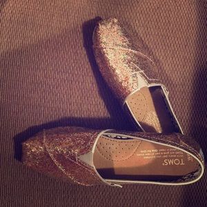 TOMS shoes size 6.5 WOMEN